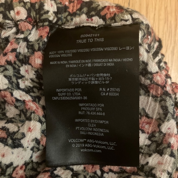 XS Volcom flowery shorts - Picture 4 of 4